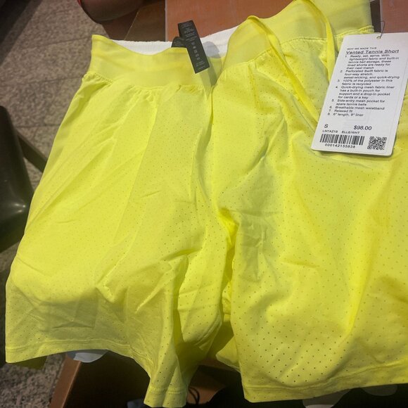 Lululemon MENS Yellow Vented Tennis Short L - Picture 2 of 2